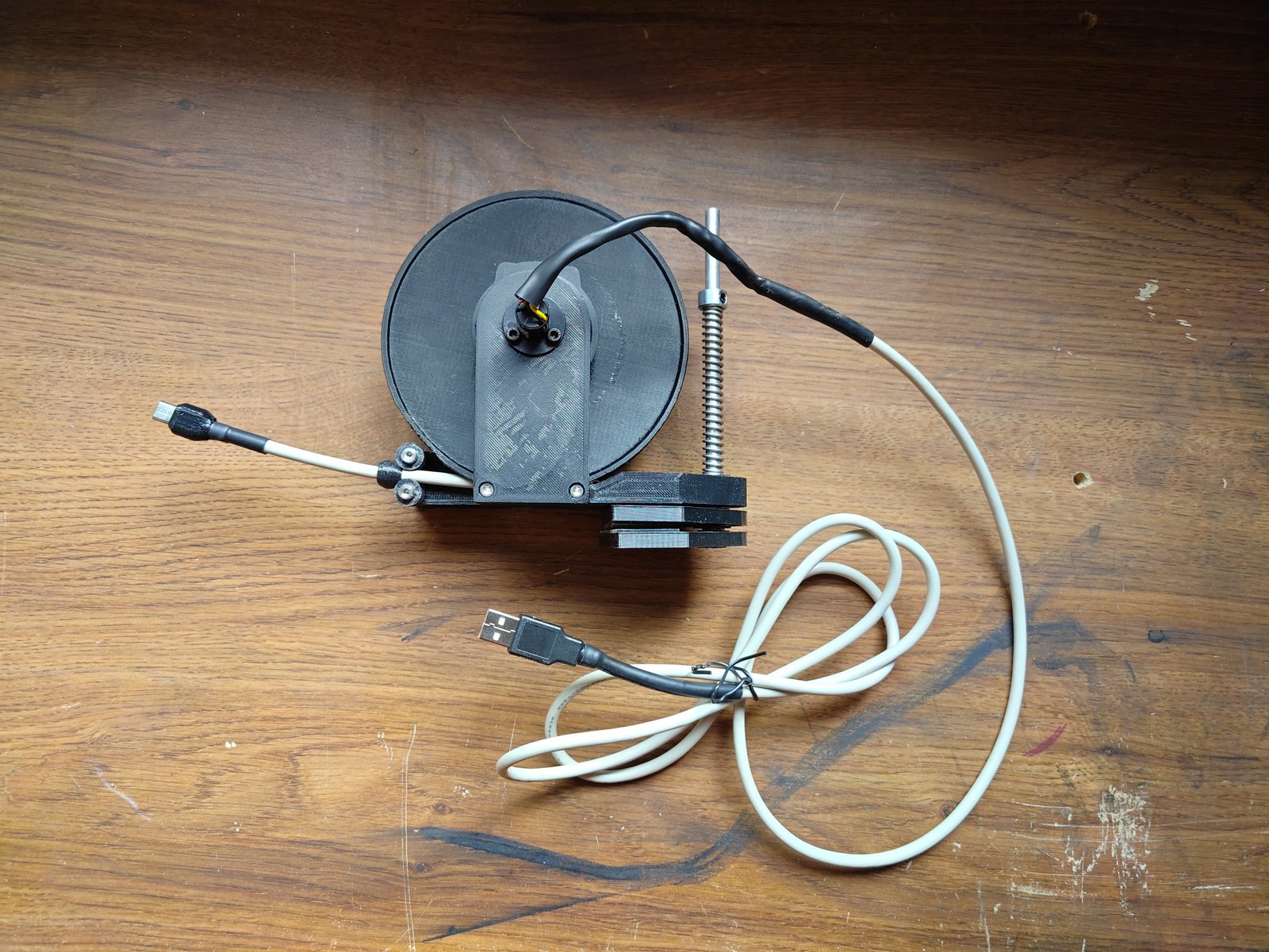 Retractable USB cable reel